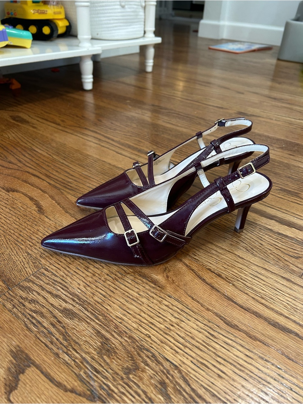 Jessica Simpson Womenโs Pointed Slingback Pumps in Deep Wine